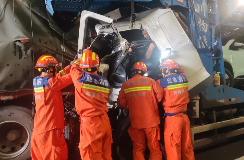 【平安麻阳】高速货车追尾司机被困 麻阳消防紧急救援
