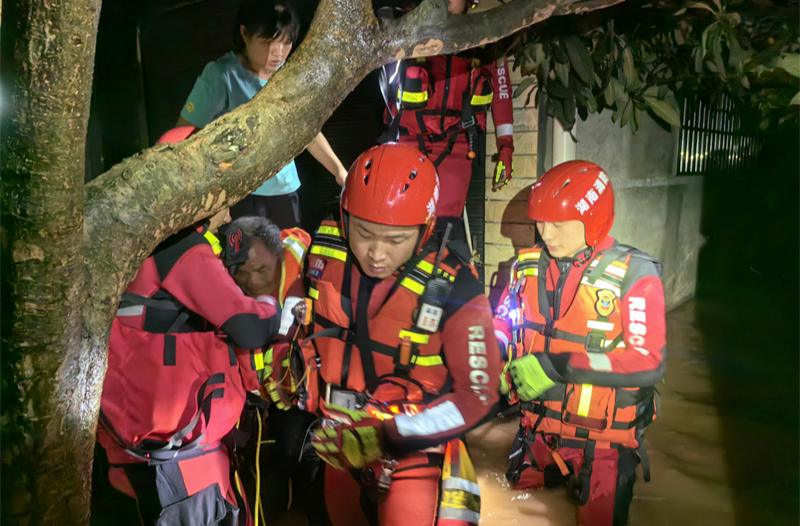 暴雨致六旬老人被困家中 麻陽消防暖心救援