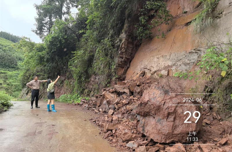 高擎黨旗踐初心 風(fēng)雨同舟保安瀾 ——麻陽黨員干部防汛一線顯擔(dān)當(dāng)