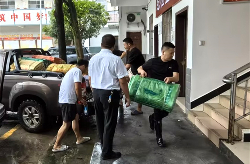 風(fēng)雨中逆行 堤壩上奮戰(zhàn) 麻陽水利人筑起防汛“安全防線”