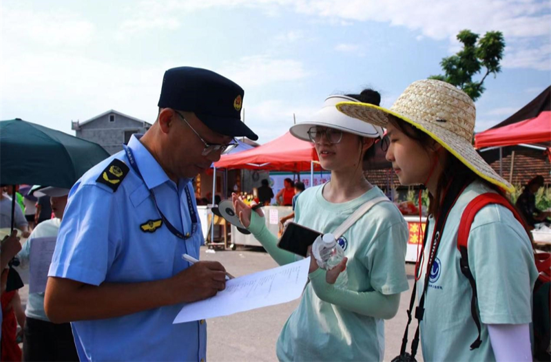 当好“翻译官”！怀化学院青禾乡村振兴实践团龙舟总决赛现场推广普通话