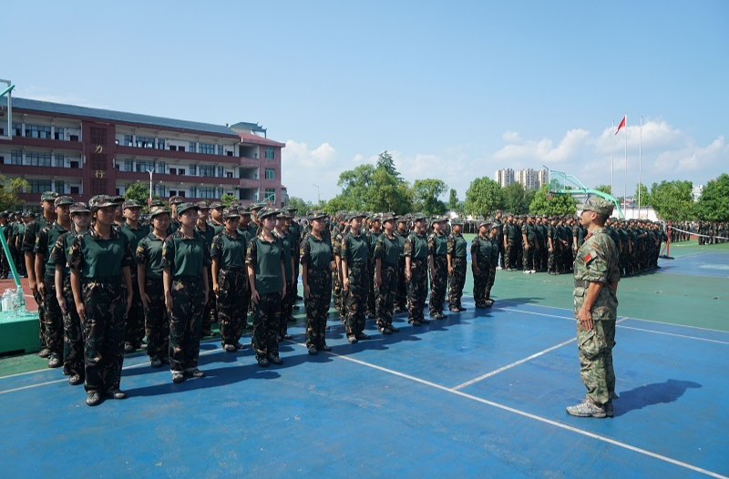 麻陽(yáng)民族中學(xué)：軍訓(xùn)新生無(wú)懼驕陽(yáng) 鑄就青春光芒