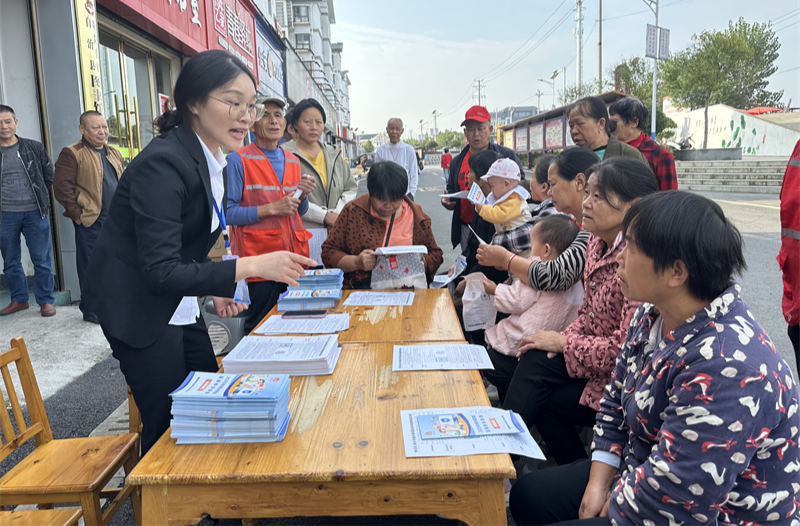 麻阳：医保宣传面对面 民族团结心连心