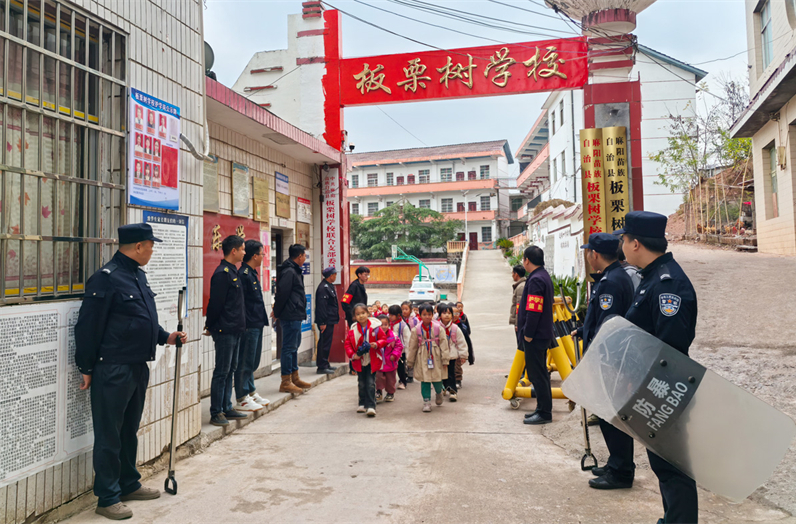 板栗树乡：增监控加密度  护学岗里保平安