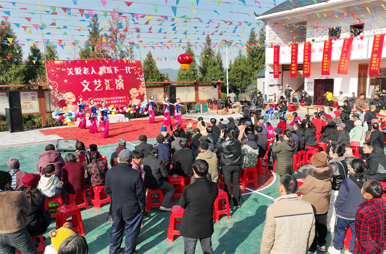 板栗树乡盐井村村民一家亲活动好热闹