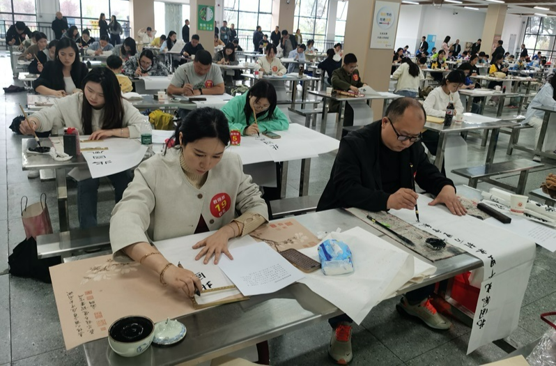 麻阳举办第三届师生书法大赛 200 余名师生挥毫竞艺