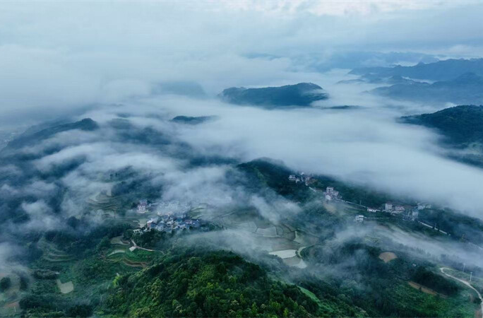 麻阳“青藏高原”郭公坪：青山飘云海  美如仙境画卷