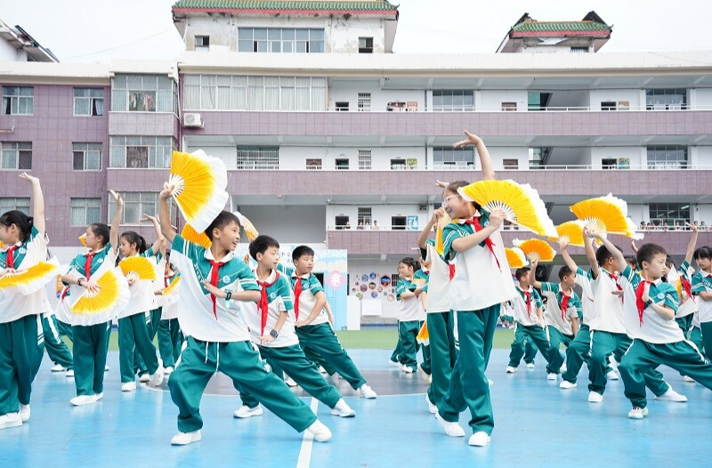 麻阳“非遗花灯操”进校园 传统文化焕发新活力