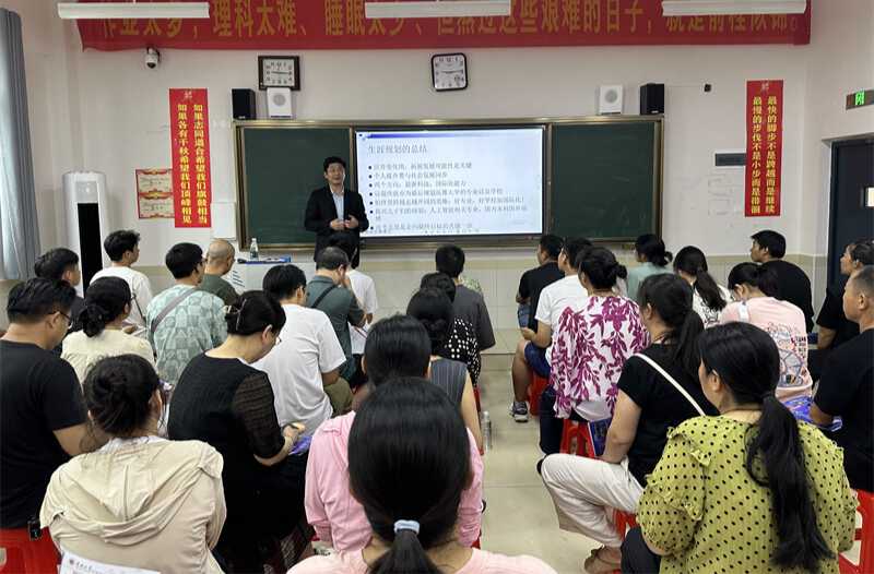 深大教授进校开讲 助力麻阳学子精准填报高考志愿