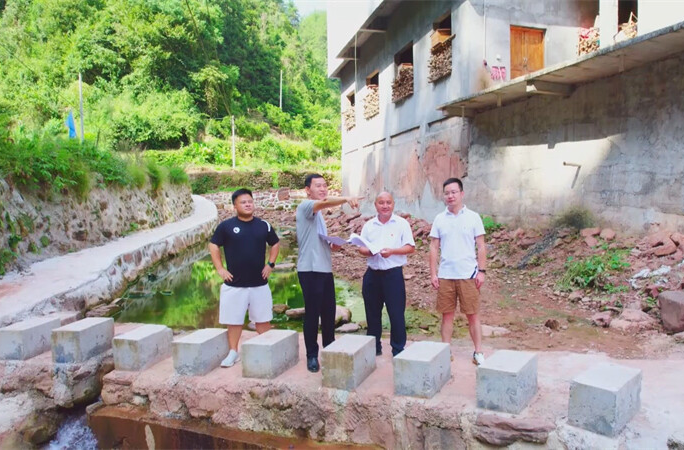 從 “駐村” 到 “駐心”：范年東與新溪村的蝶變故事