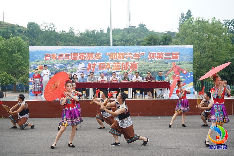 譚家寨鄉(xiāng)第三屆助教興鄉(xiāng)杯“村BA”籃球比賽熱力開賽