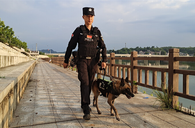 麻陽龍舟賽安保升級(jí)：警犬無人機(jī)組隊(duì)護(hù)航 讓這場(chǎng)盛會(huì)超安心
