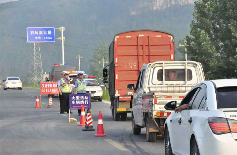 麻陽交警全力守護(hù)龍舟賽“交通安全網(wǎng)”