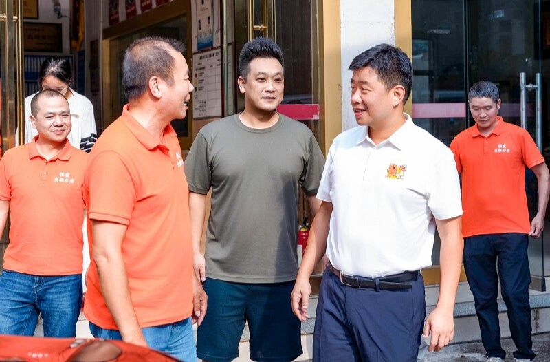 江濤看望慰問龍舟賽一線工作者和困難學(xué)生家庭時(shí)強(qiáng)調(diào)：延續(xù)龍舟賽熱效應(yīng) 用心用情做好民生保障