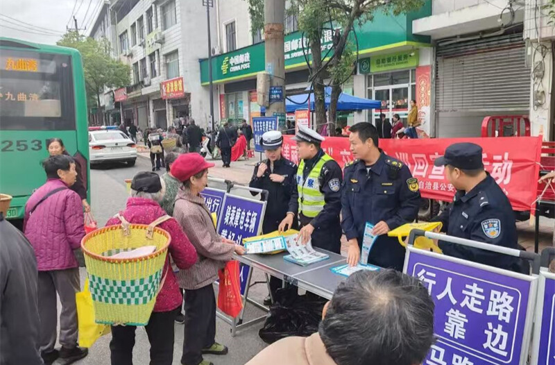 赶集日里“警”色浓 交通安全反诈知识“声”入人心