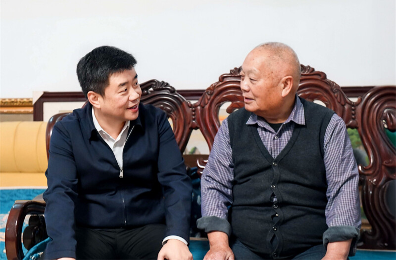 江涛开展重阳节走访慰问活动