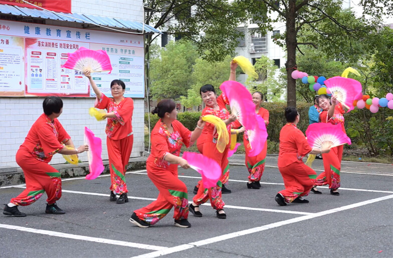 情暖重阳！麻阳227名老人与护工、志愿者同台共舞