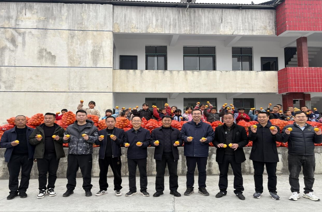 省委办公厅驻石羊哨村乡村振兴工作队赴牛岩村开展乡村振兴调研交流暨物资捐赠活动