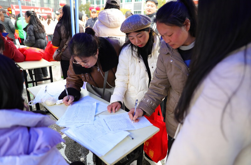 新春“进企选岗”！麻阳800余名求职者车间里“挑工作”