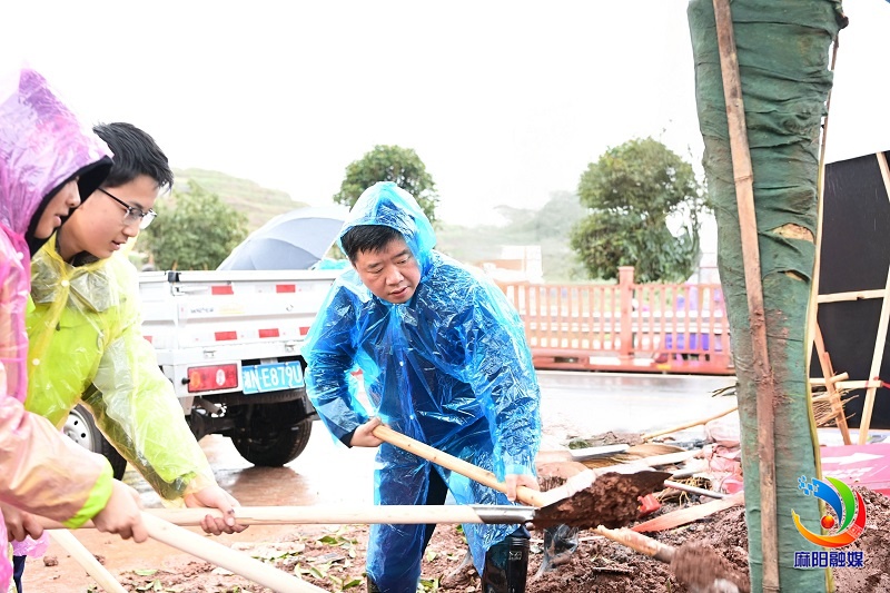 江涛 胡宏林等县领导在橙香园参加义务植树活动