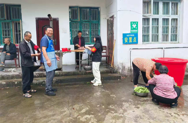 麻阳各乡镇闻“汛”而动 暖心安置筑起群众“避风港”