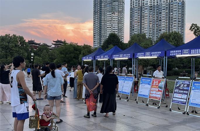 麻阳“人才夜市”点亮群众就业路