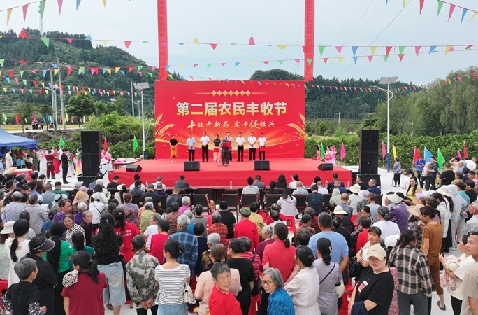 第二届麻阳农民丰收节在尧市镇开幕 现场签约三项 订单农业再添新动能