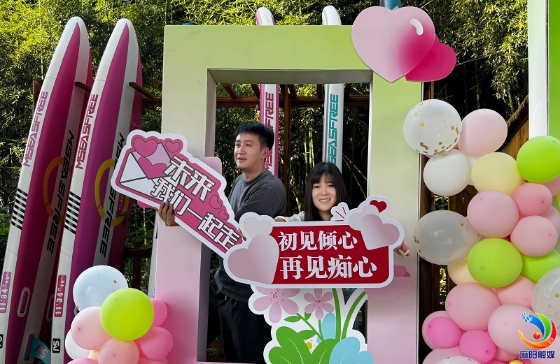 麻阳举办“逐浪青春 筑梦麻阳”非遗苗绣主题青年社交沙龙